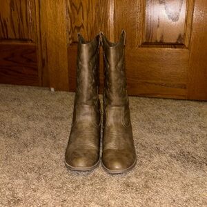 Women’s size 8, brown cowboy boots.